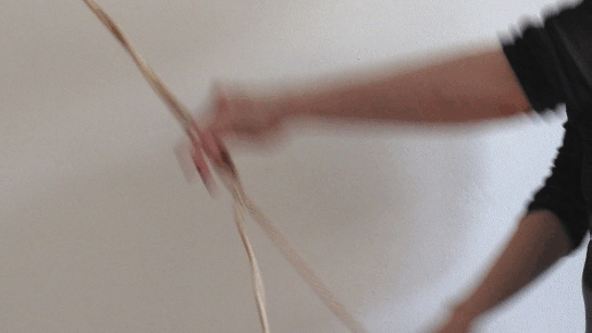 Ein GIF wo gezeigt wird dass mit Handbewegungen ein Seil abgerieben und damit gebrochen werden kann